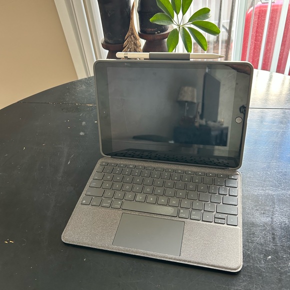 7th Gen iPad Bundle with keyboard and pencil - Picture 2 of 10